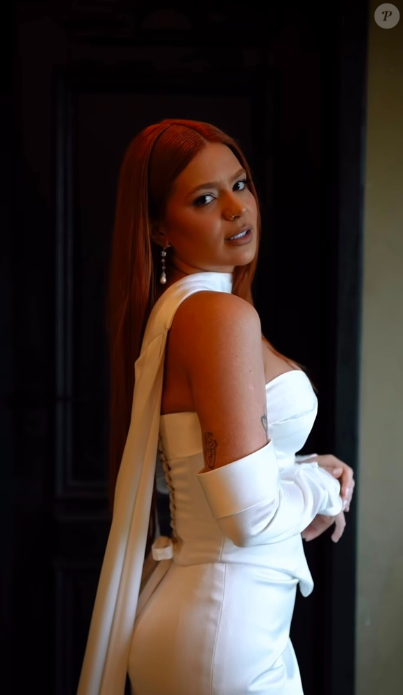 Viih Tube se casou no civil com Eliezer nesta sexta-feira (14), em Porto Feliz, usando um vestido de noiva de cetim criado sob medida pela estilista Silvana Schatt