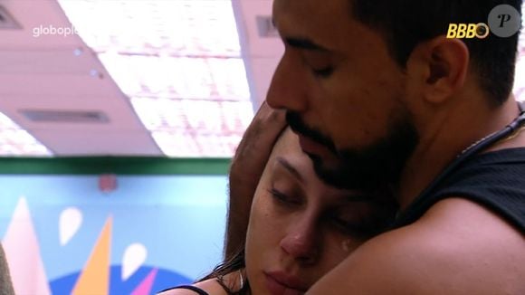 Renata chora no peito de Maike após embates com Vinícius no 'BBB 25'