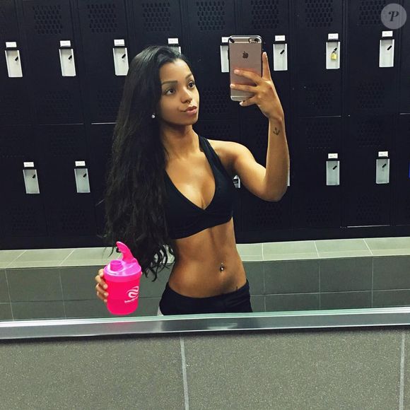 Brunna Gonçalves não mostra nesta foto, mas ficou com um piercing na língua por muito tempo