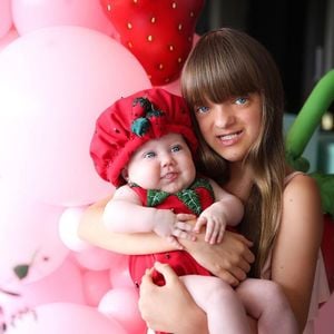Crianças podem cuidar dos irmãos mais novos, mas sem assumir responsabilidades que cabem aos adultos. Foto ilustrativa de Rafaella Justus com irmã Vicky