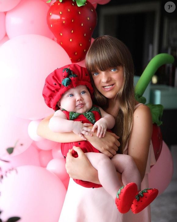Crianças podem cuidar dos irmãos mais novos, mas sem assumir responsabilidades que cabem aos adultos. Foto ilustrativa de Rafaella Justus com irmã Vicky