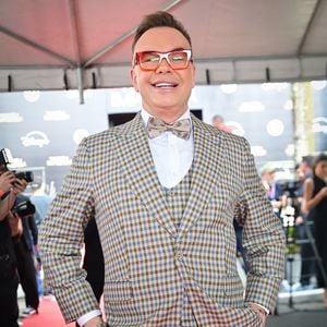 Felipeh Campos  trouxe uma vibe casual chic ao apostar em blazer xadrez claro com colete da mesma estampa, camisa branca e calça bege