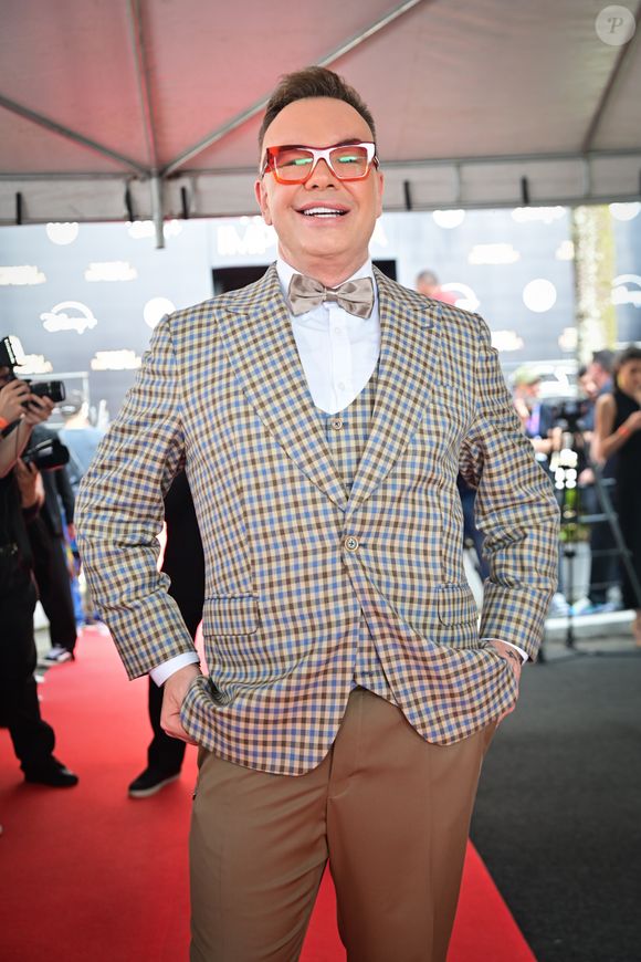 Felipeh Campos trouxe uma vibe casual chic ao apostar em blazer xadrez claro com colete da mesma estampa, camisa branca e calça bege