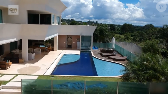 A mansão de R$ 6,2 milhões representa cerca de três quartos do patrimônio declarado por Flávio Bolsonaro. O senador informou ao TSE possuir R$ 8,18 milhões em bens, incluindo a propriedade localizada em Brasília