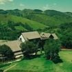 2 milhões de m² na Serra da Mantiqueira, suíte com jardim privativo de até 900m², diária acima de R$ 8 mil, restaurante com vista 180º para montanhas e mais: como é o hotel de luxo abrigou almoço organizado por Daniel Vorcaro a Alexandre de Moraes, cercado de verde e verdadeiro refúgio