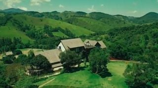 2 milhões de m² na Serra da Mantiqueira, suíte com jardim privativo de até 900m², diária acima de R$ 8 mil, restaurante com vista 180º para montanhas e mais: como é o hotel de luxo abrigou almoço organizado por Daniel Vorcaro a Alexandre de Moraes, cercado de verde e verdadeiro refúgio