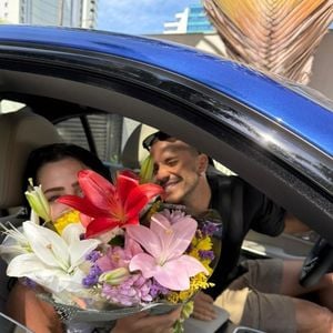 Com direito a buquê de flores e sorrisos dos dois, muitos interpretaram a publicação como uma confirmação de namoro