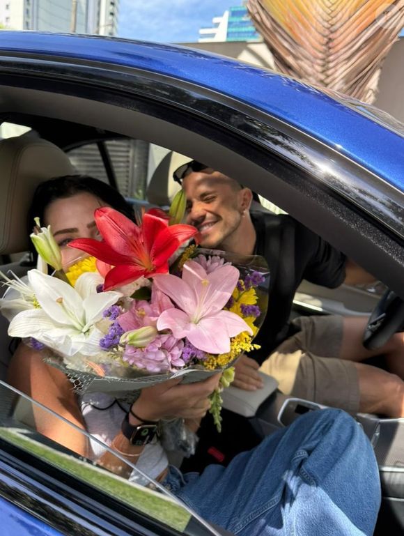 Com direito a buquê de flores e sorrisos dos dois, muitos interpretaram a publicação como uma confirmação de namoro
