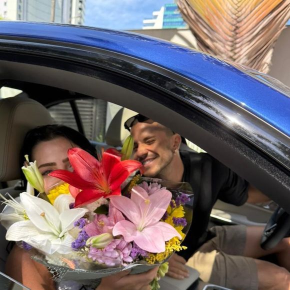 Com direito a buquê de flores e sorrisos dos dois, muitos interpretaram a publicação como uma confirmação de namoro