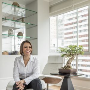 Cátia Fonseca receberia um terço do valor a mais e o resto, teria de ser repassado ao funcionário do setor comercial. A apresentadora decidiu denunciar o esquema a um diretor