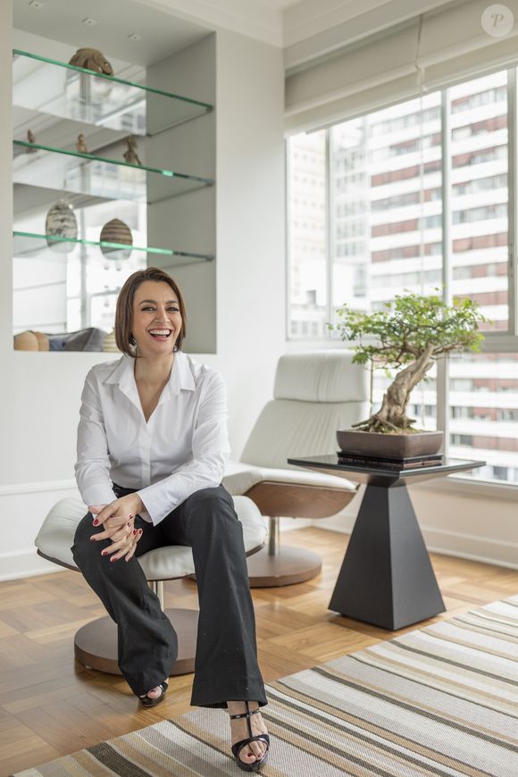 Cátia Fonseca receberia um terço do valor a mais e o resto, teria de ser repassado ao funcionário do setor comercial. A apresentadora decidiu denunciar o esquema a um diretor