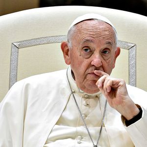 De acordo com informações divulgadas pelo Vaticano, ele passou a noite bem.