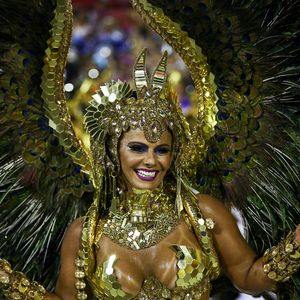 Para exaltar as grandes matriarcas negras da história, Viviane Araújo usou e abusou do dourado e pedrarias no Carnaval de 2018