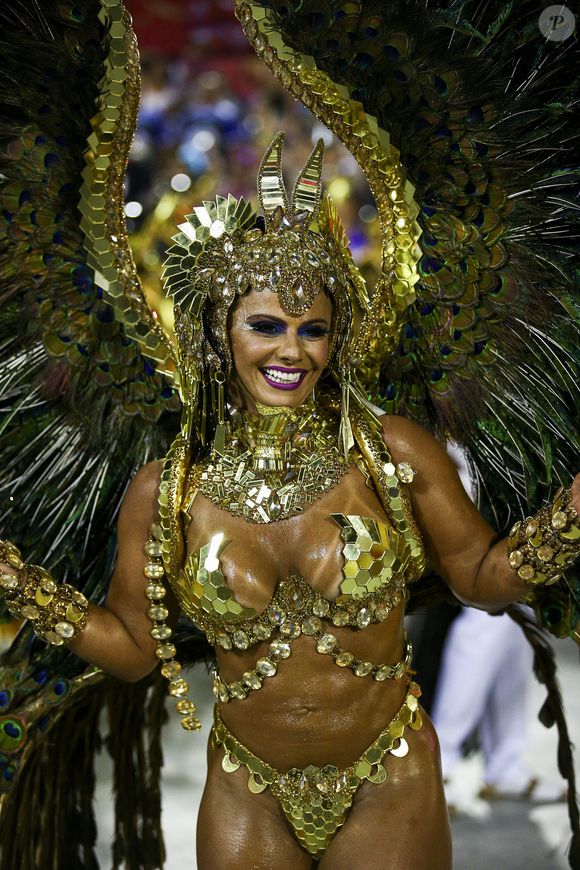 Para exaltar as grandes matriarcas negras da história, Viviane Araújo usou e abusou do dourado e pedrarias no Carnaval de 2018