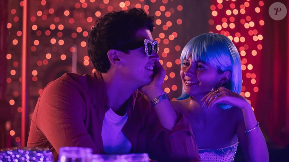 Emily Henry acompanhou de perto a escolha dos protagonistas e elogiou a química do casal em entrevistas divulgadas pela Netflix