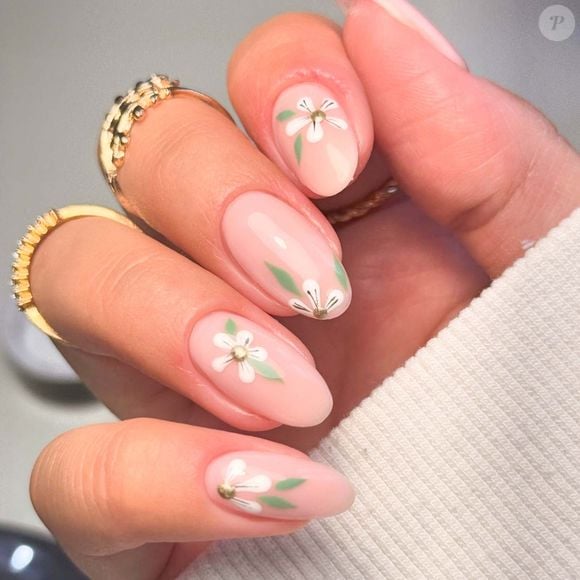 Unhas decoradas para a Primavera: Romantismo floral é inspiração para quem ama unhas leves e femininas