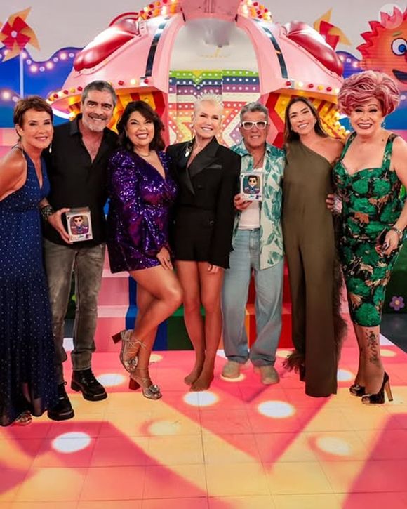 Xuxa Meneghel recebeu diversas homenagens dos convidados no programa comandado por Patricia Abravanel neste domingo (23).