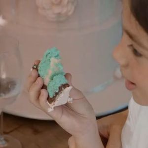 Filha de Sabrina Sato, Zoe ganhou o primeiro pedaço do bolo, azul por dentro