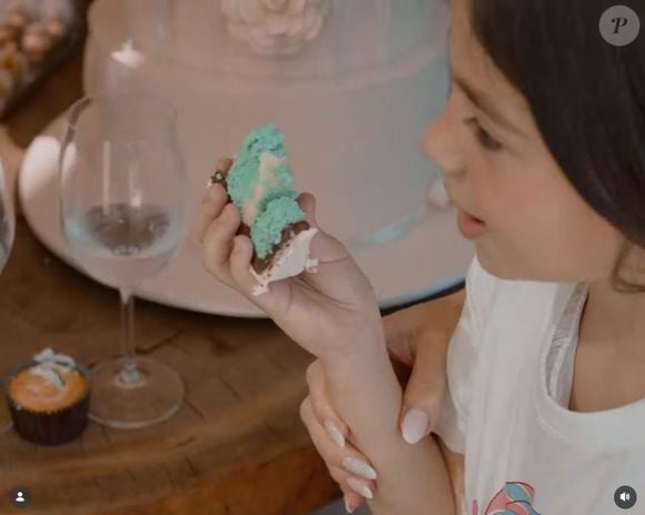 Filha de Sabrina Sato, Zoe ganhou o primeiro pedaço do bolo, azul por dentro