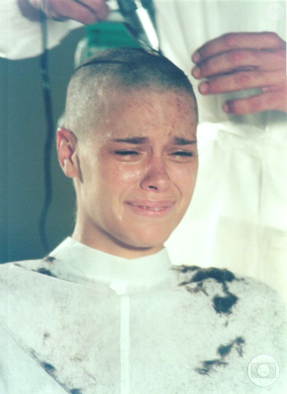 Música 'Love By Grace' embalou cena dramática de Camila (Carolina Dieckmmann) raspando o cabelo na novela 'Laços de Família'