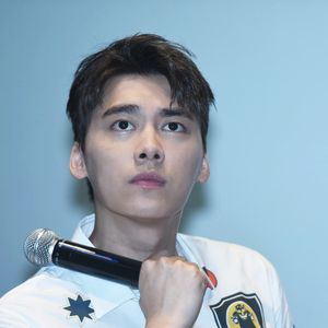 O ator chinês Li Yifeng foi preso sob acusações de aliciar prostitutas. Mais um contratado da Prada que perdeu o vínculo após polêmica