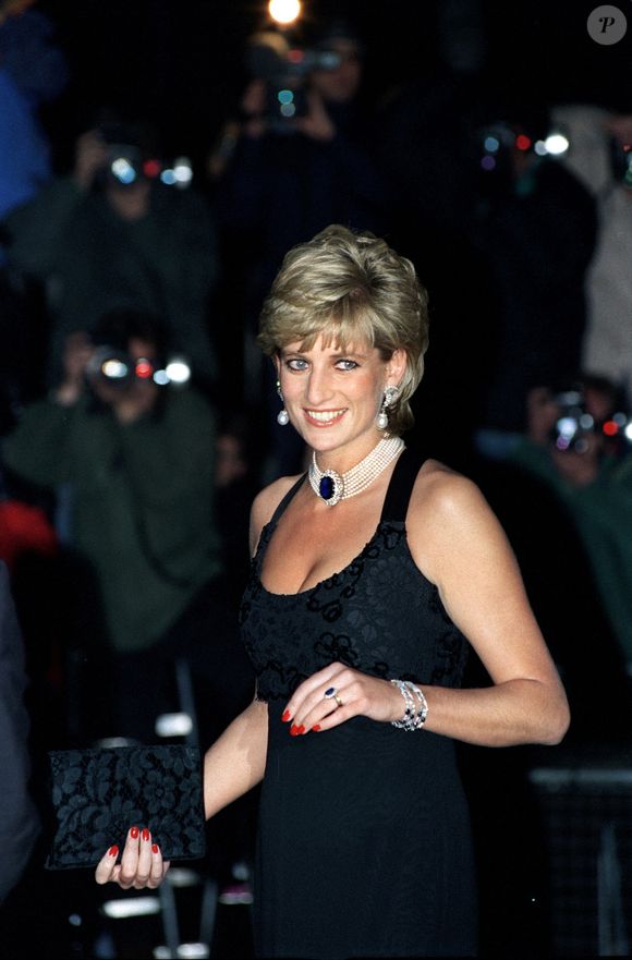 Princesa Diana em look preto: a cor apontada como favorita de inteligentes foi usada em look icônico da britânica