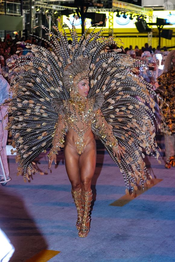 Mayara Lima referenciou os Ikins de Orunmilá, sementes sagradas, em sua fantasia