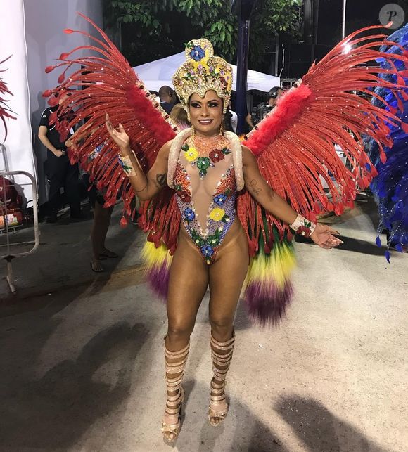 Já em 2019, decidiu abandonar o item e optou por um look com proteção fixa.