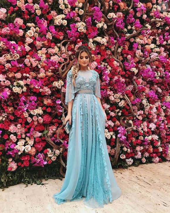 Vestido de festa longo azul com aplicações florais: o detalhe deixa o look ainda mais romântico