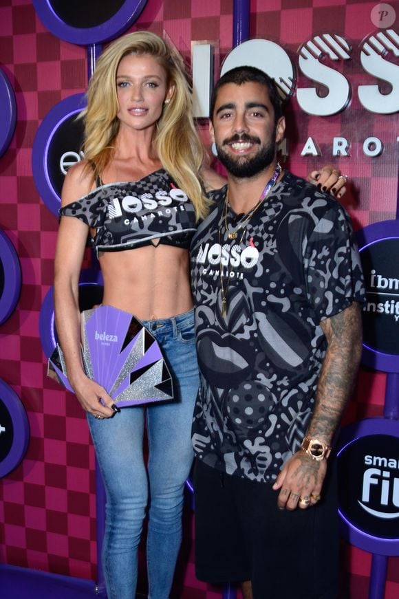 Cintia Dicker cortou o abadá e o transformou em um cropped curtinho, com acabamento prateado na barra