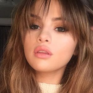 Selena Gomez apareceu poderosa em fotos publicadas no Instagram