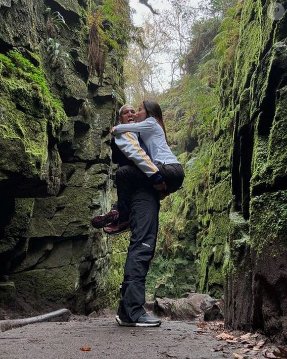 Anitta e Vinicius foram vistos fazendo uma trilha em outubro de 2024.