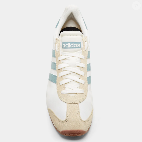 O Adidas Runvista Feminino traz entressola macia para oferecer amortecimento leve, enquanto o solado de borracha garante tração e reforça a proposta prática do modelo