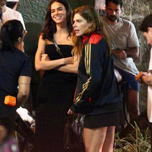 Bruna Marquezine estava acompanhada pela modelo Mariana Goldfarb