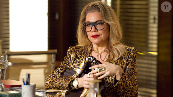 A personagem de Isabel Teixeira vai se decepcionar com Iuri (José Loreto). Ela notará que o segurança está diferente, e vai abordá-lo na cama com sua filha, Ingrid (Agatha Moreira).