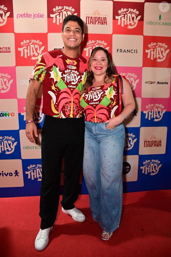 Ex-BBB Guilherme e sua esposa Letícia apostaram na simplicidade pra curtir os shows