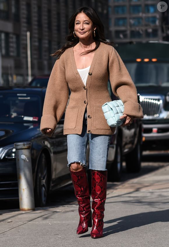 Bota em snake print com bermuda jeans reta e casaco volumoso cria look estiloso