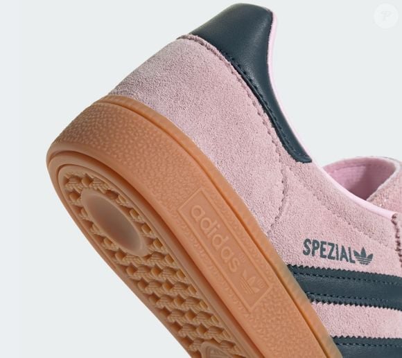O modelo também funciona muito bem com tops de inspiração anos 1990, especialmente os de decote reto (tomara que caia), que valorizam a região do colo
