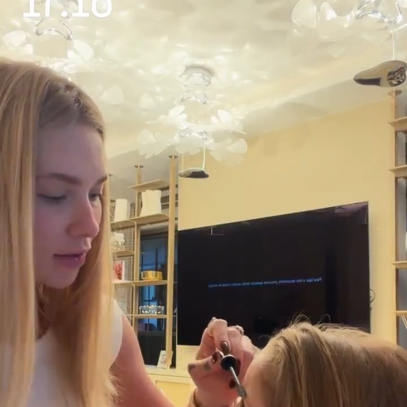 Virgínia Fonseca postou um vídeo maquiando Maria Flor e alfinetou: ‘Agora, ela só quer que a mamãe maquie ela, né? Ou você vai deixar outra pessoa te maquiar?’