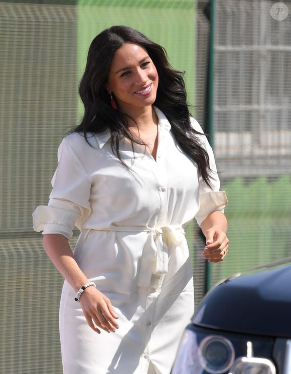 Vestidos camisa são clássicos e versáteis: valorizam a silhueta e garantem elegância sem exageros, funcionando tanto no escritório quanto em ocasiões mais especiais