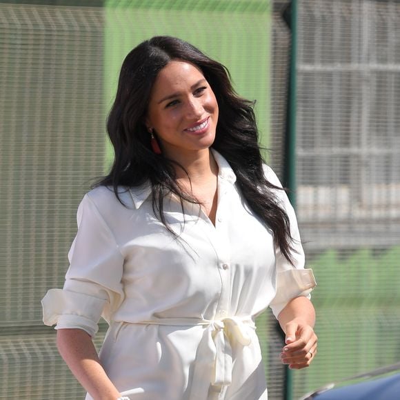 Vestidos camisa são clássicos e versáteis: valorizam a silhueta e garantem elegância sem exageros, funcionando tanto no escritório quanto em ocasiões mais especiais