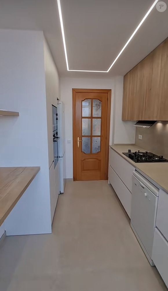 Os armários adicionam um toque de marrom ao visual, tornando o ambiente menos uniforme e aparentemente sem graça