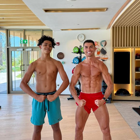 Publicação de CR7 chama atenção, e internautas disparam teorias sobre detalhe inesperado