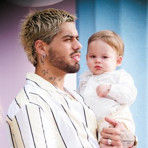 Zé Felipe segurava o filho José Leonardo no colo