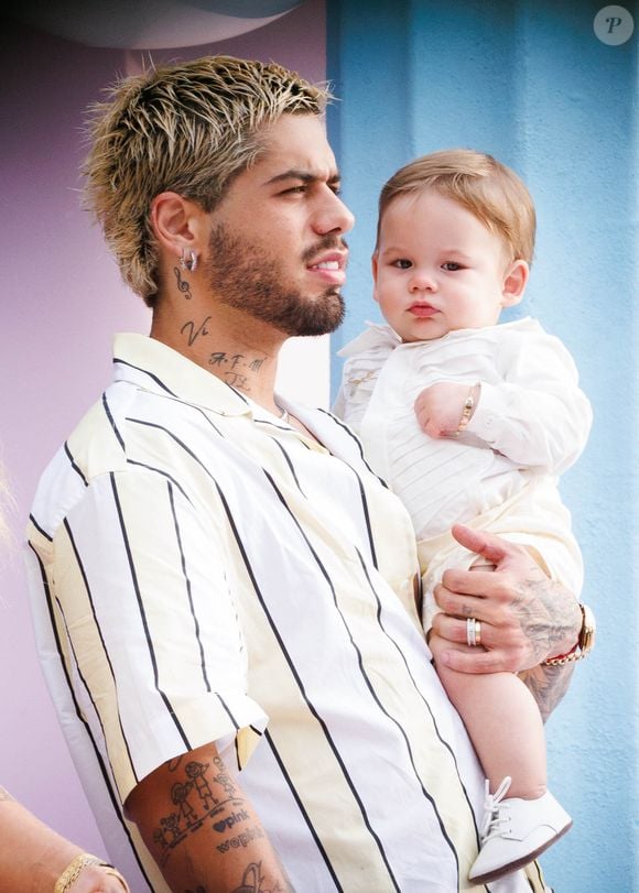 Zé Felipe segurava o filho José Leonardo no colo