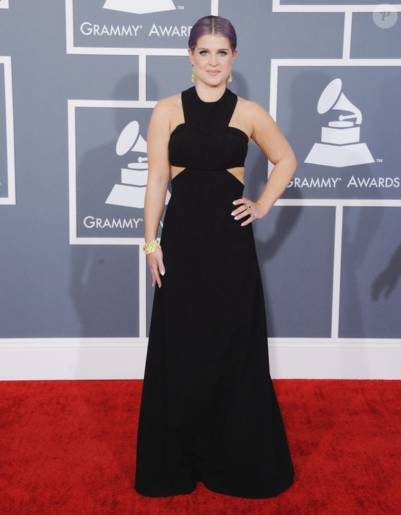 Em 2013, Kelly Osbourne apostou em look preto para o Grammy em Los Angeles, California