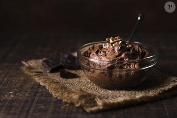 Conhecido pelo ‘MasterChef Brasil’, Érick Jacquin ensinou uma mousse de chocolate tradicional francesa que leva chocolate meio amargo, ovos, manteiga e açúcar. A receita chamou atenção pela simplicidade e pela textura aerada