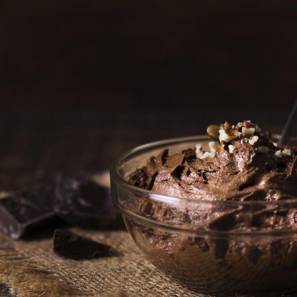 Conhecido pelo ‘MasterChef Brasil’, Érick Jacquin ensinou uma mousse de chocolate tradicional francesa que leva chocolate meio amargo, ovos, manteiga e açúcar. A receita chamou atenção pela simplicidade e pela textura aerada