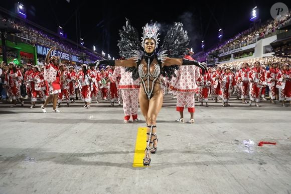 Vivi Araújo é dona de um corpo definido: fantasia de Carcará evidenciou músculos da Rainha de bateria - Foto: Brazilnews/Agnews