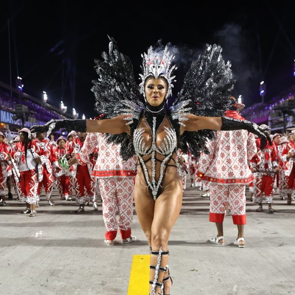 Vivi Araújo é dona de um corpo definido: fantasia de Carcará evidenciou músculos da Rainha de bateria - Foto: Brazilnews/Agnews